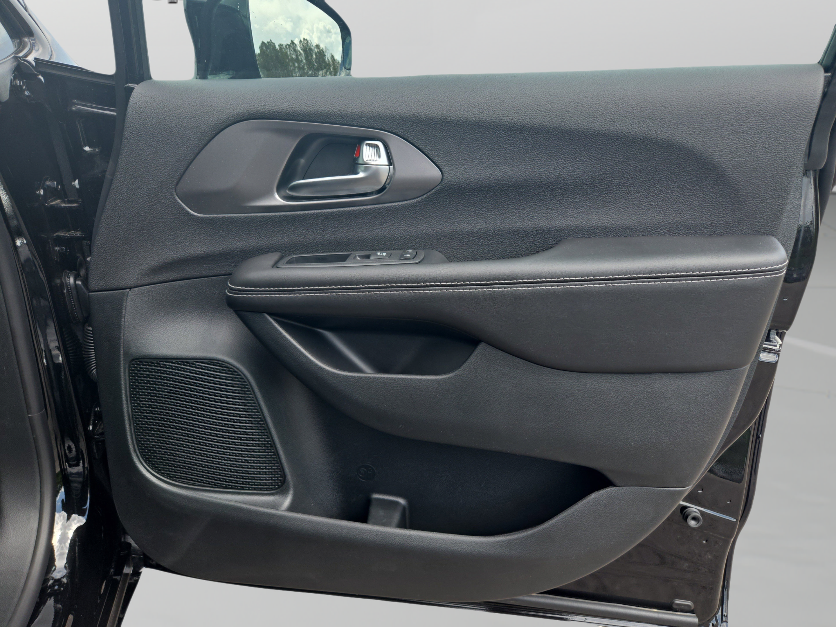 New 2026 Chrysler Pacifica Select w/ S Appearance Package FWD image 33