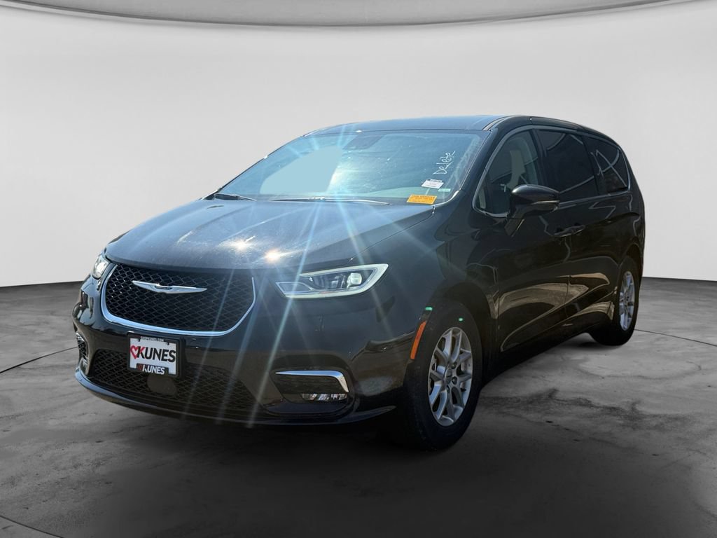Used 2024 Chrysler Pacifica Touring-L FWD image 4