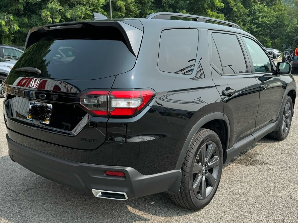 Used 2025 Honda Pilot Sport image 6