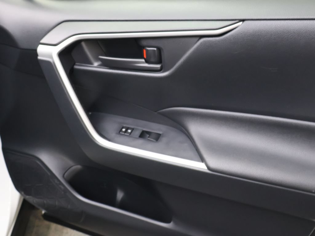 Used 2019 Toyota RAV4 LE FWD image 11