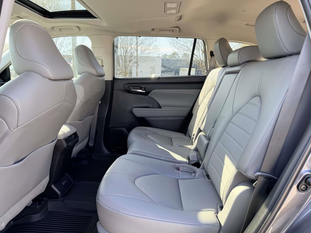Used 2023 Toyota Highlander XLE image 16