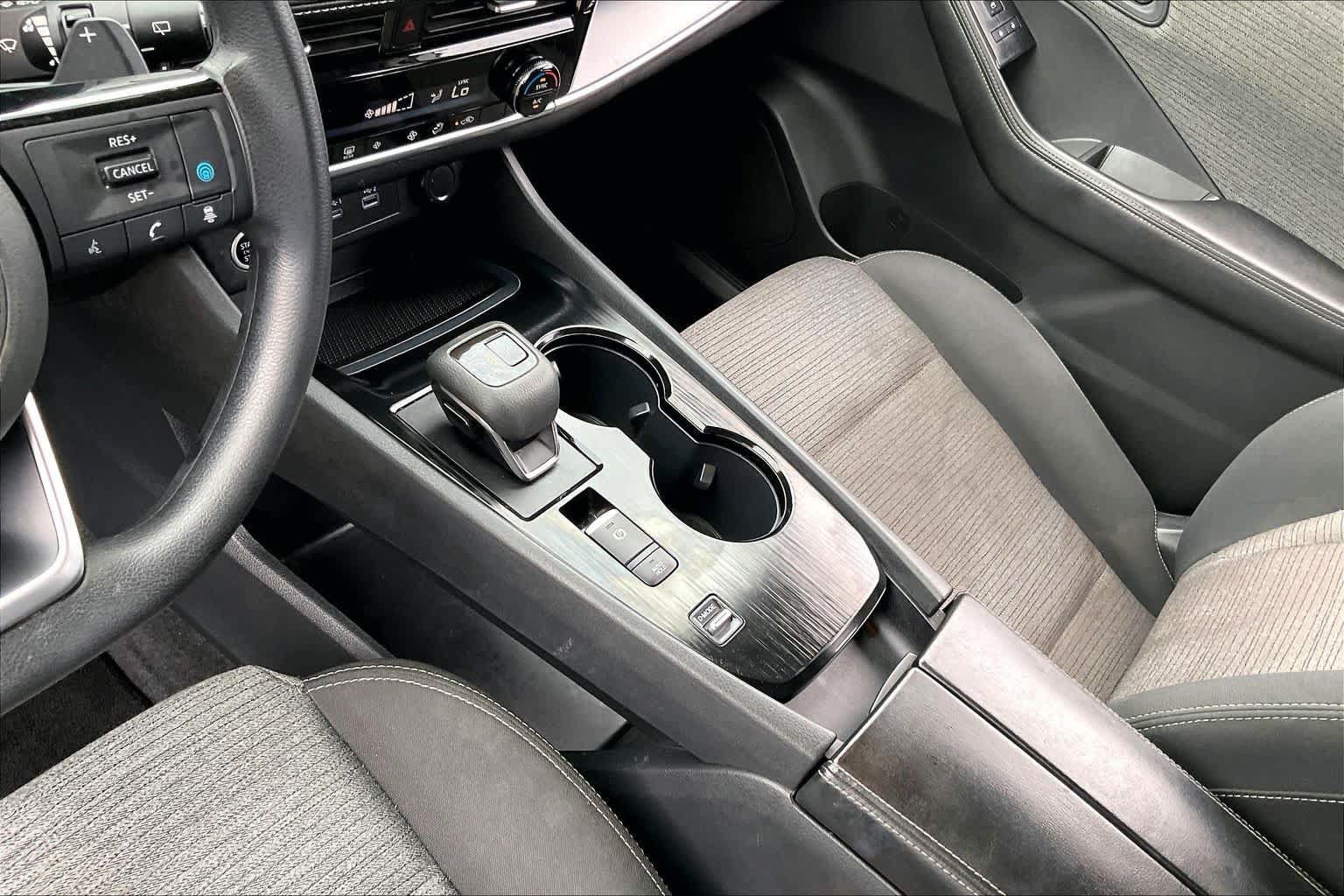 Used 2022 Nissan Rogue SV FWD image 16