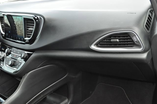 Used 2025 Chrysler Pacifica Limited image 18