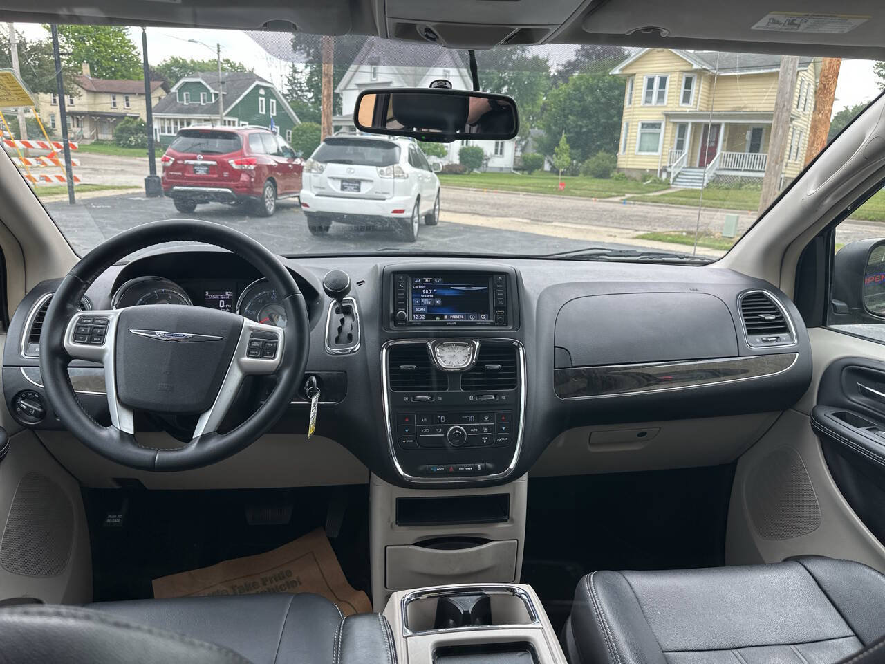 Used 2015 Chrysler Town & Country Touring FWD image 16