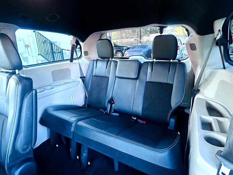 Used 2020 Dodge Grand Caravan SXT image 12