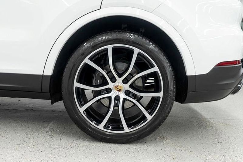 Used 2023 Porsche Cayenne Platinum Edition image 31