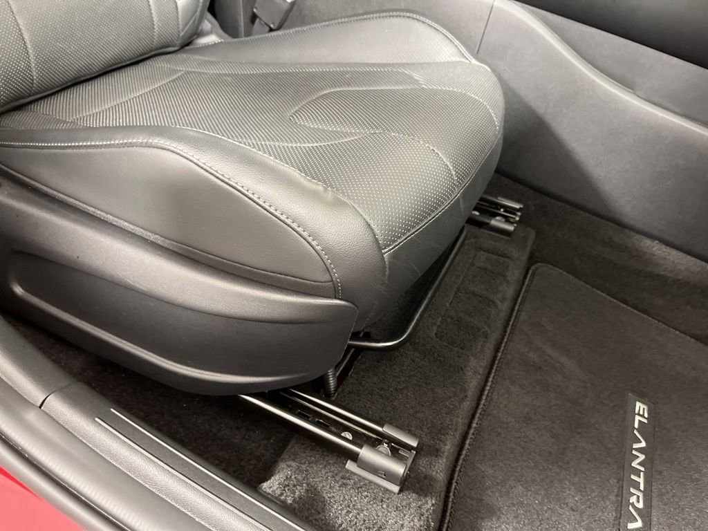 Used 2022 Hyundai Elantra Limited w/ Preferred Accessory Package image 8
