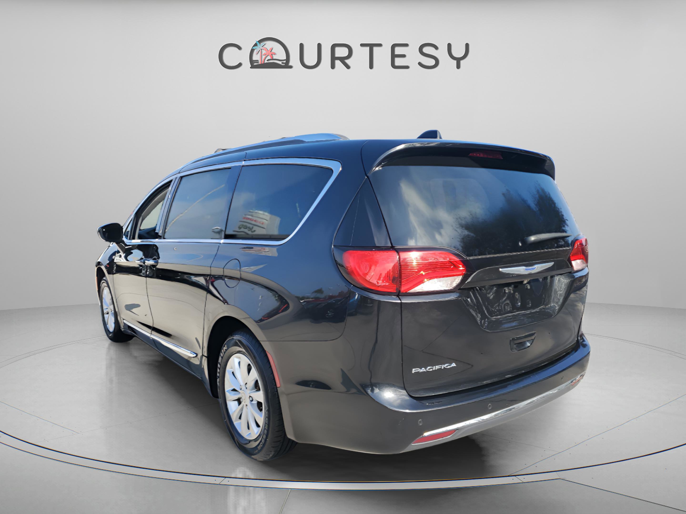 Used 2019 Chrysler Pacifica Touring-L image 3