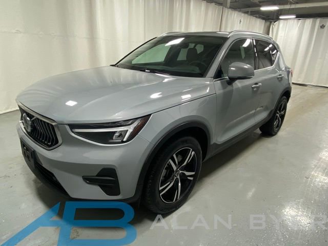 Used 2025 Volvo XC40 B5 Core AWD/4WD image 1