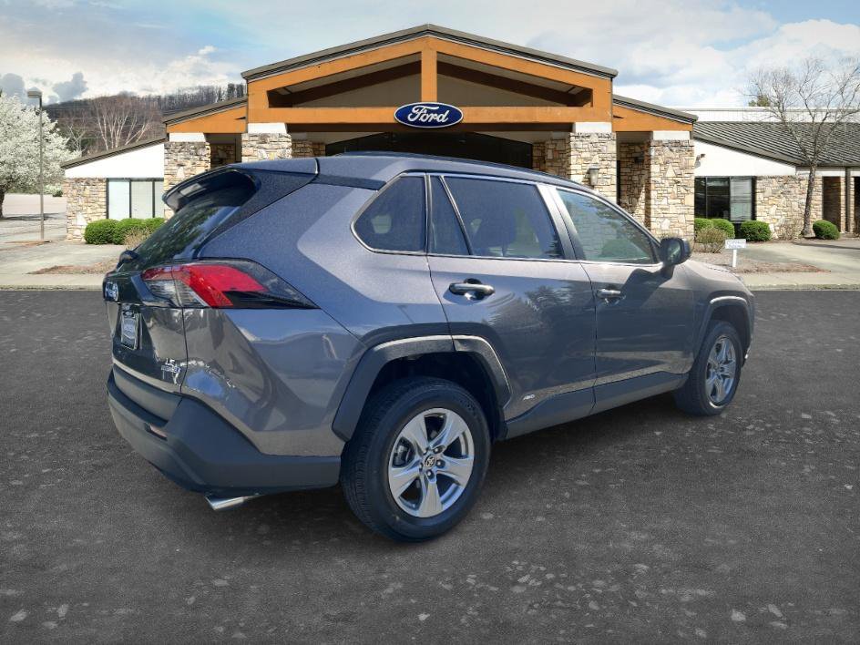 Used 2022 Toyota RAV4 LE AWD/4WD image 5