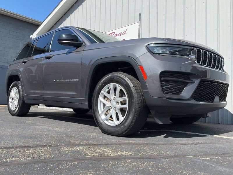 Used 2023 Jeep Grand Cherokee Laredo X AWD/4WD image 5