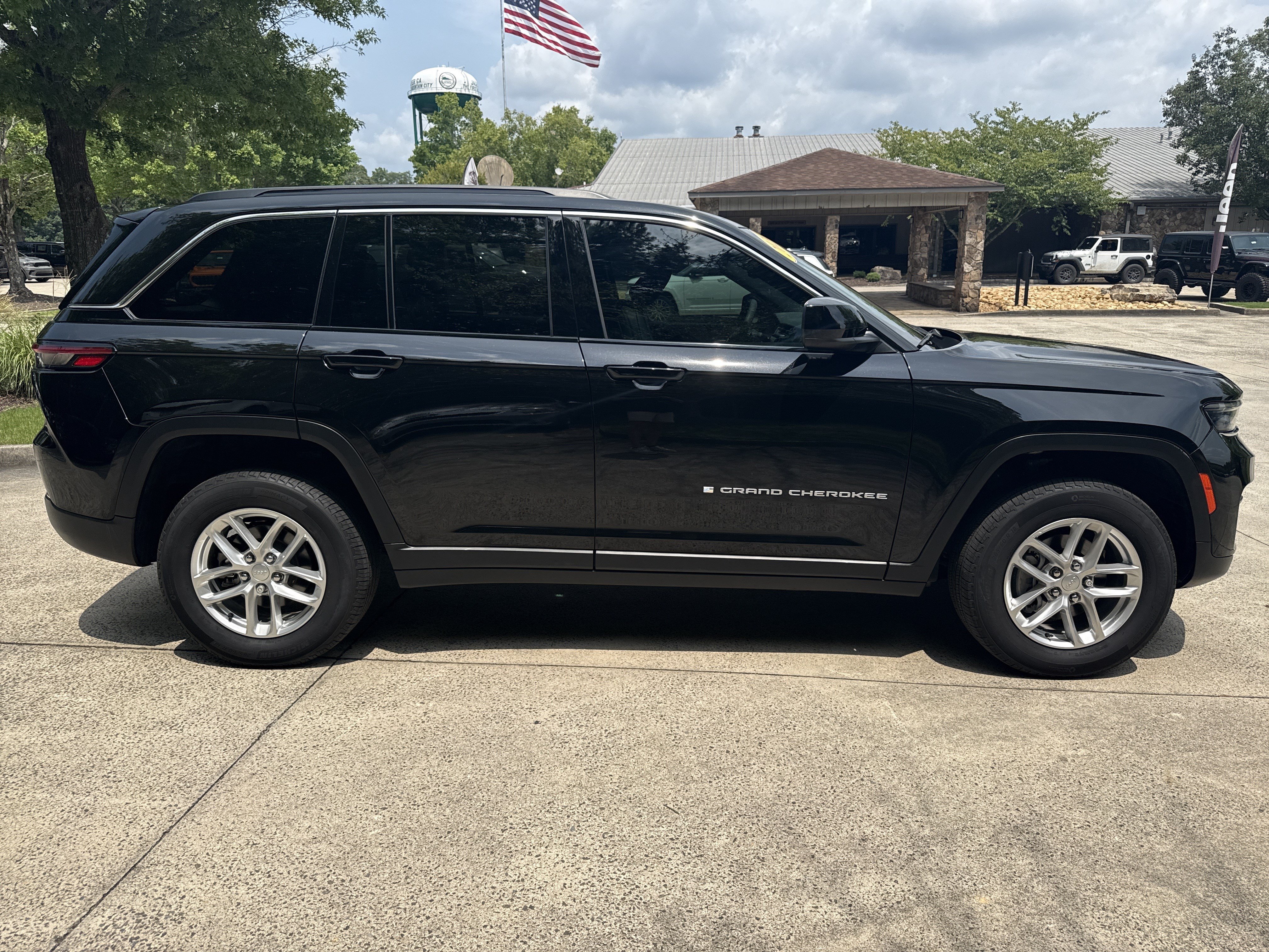 Used 2024 Jeep Grand Cherokee Laredo X AWD/4WD image 8