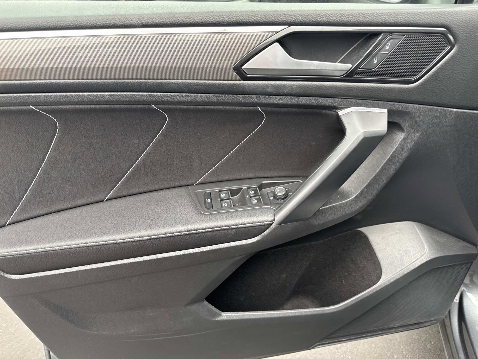 Certified 2023 Volkswagen Tiguan SE R-Line image 17