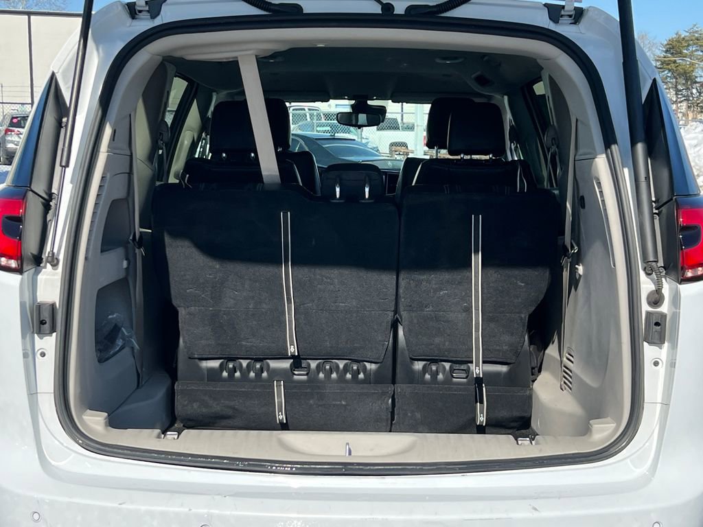 Used 2024 Chrysler Pacifica Touring-L image 15