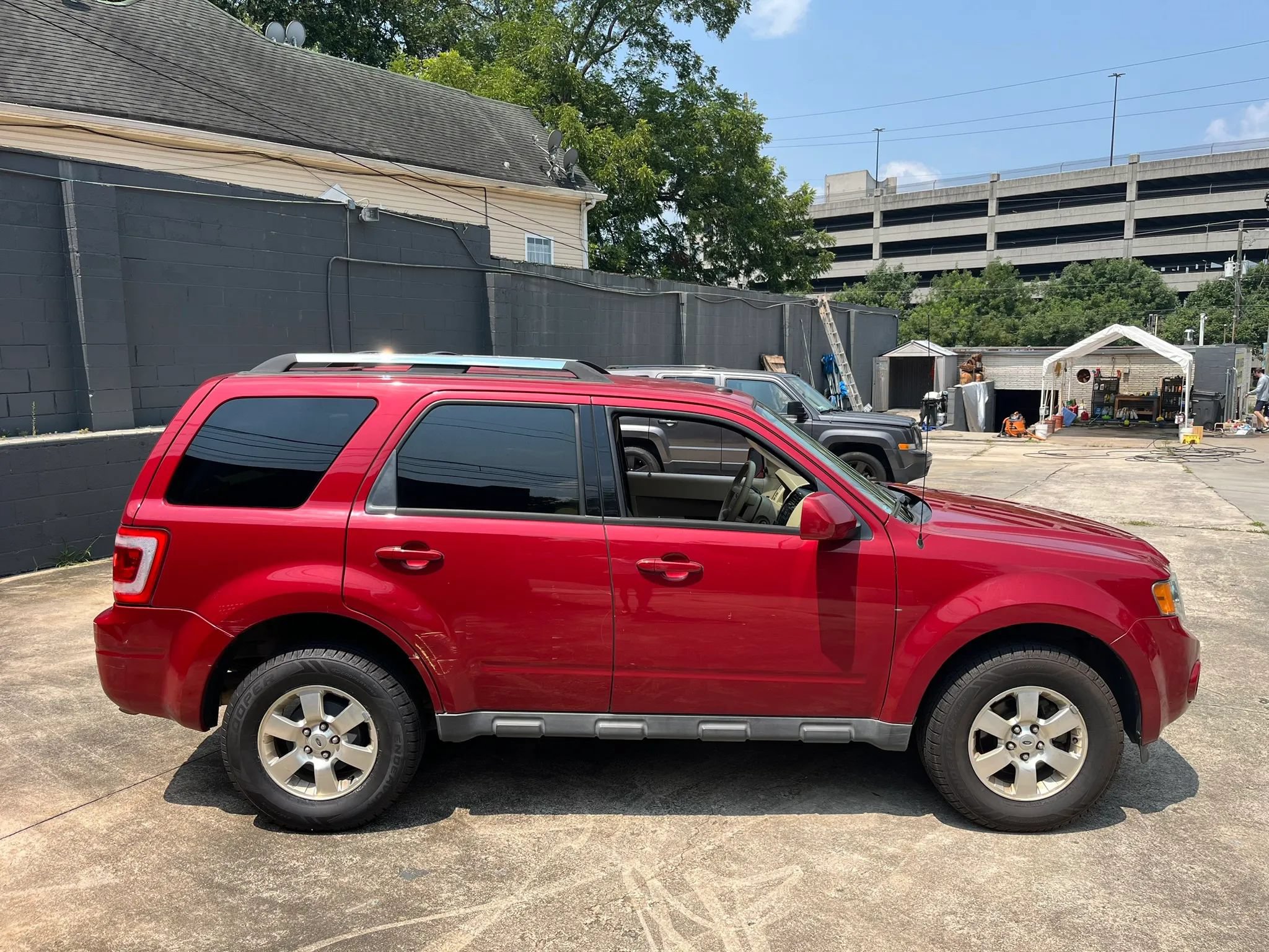 Used 2011 Ford Escape Limited FWD image 4