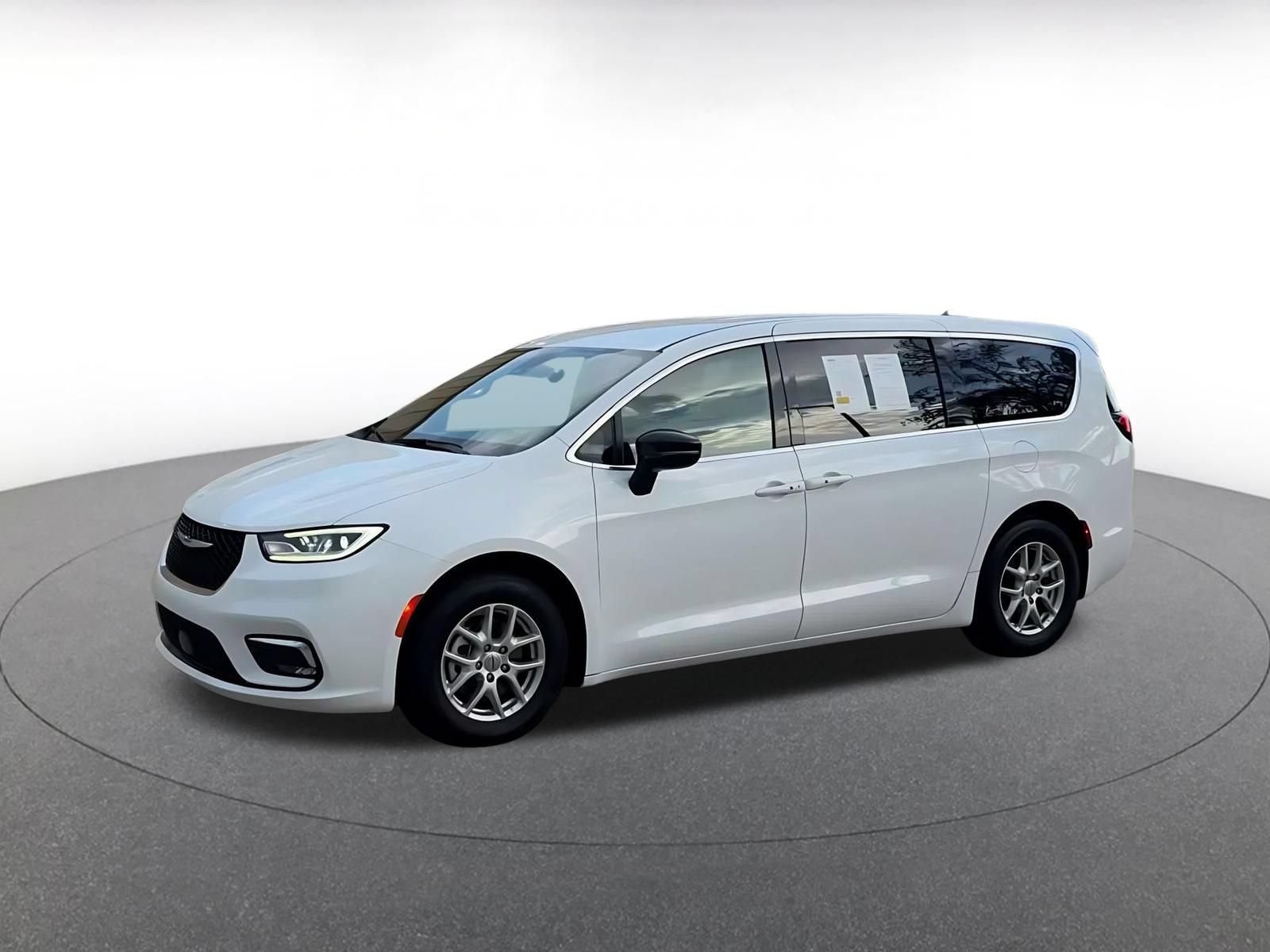 Used 2025 Chrysler Pacifica Select FWD image 7