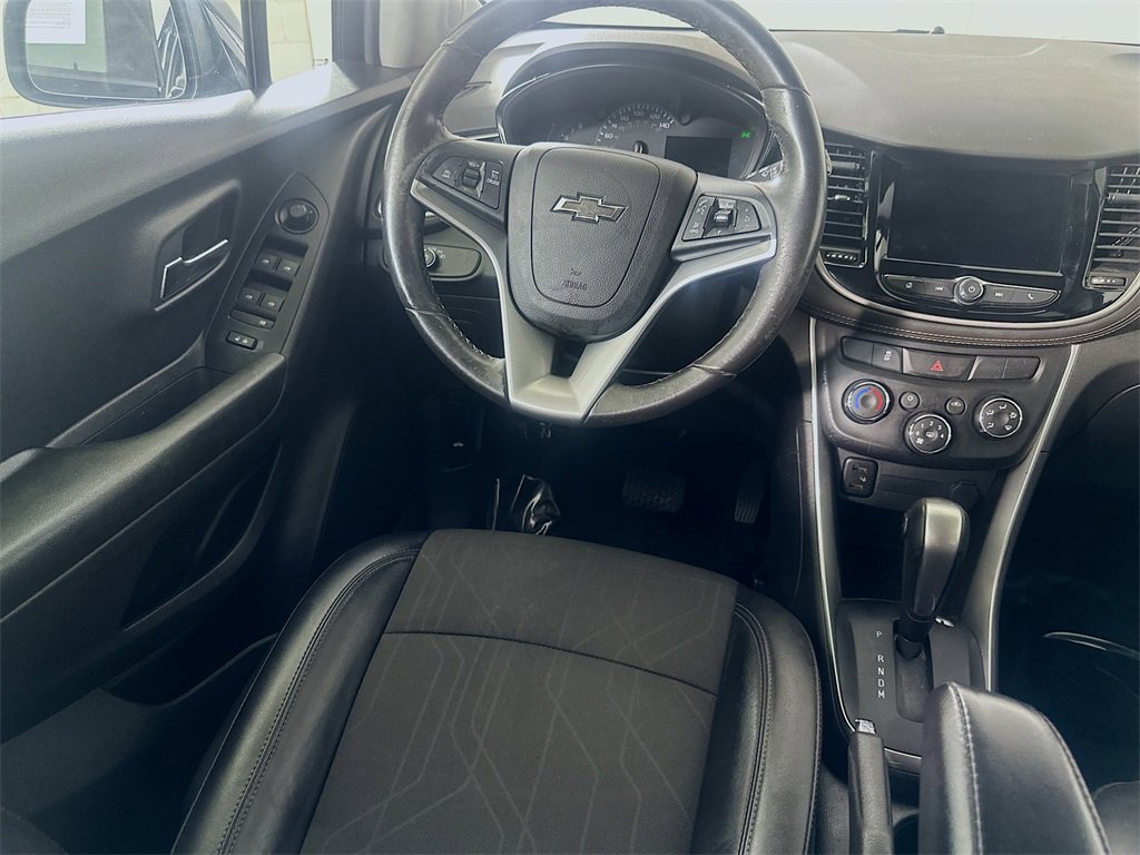Used 2022 Chevrolet Trax LT w/ Midnight Edition image 17