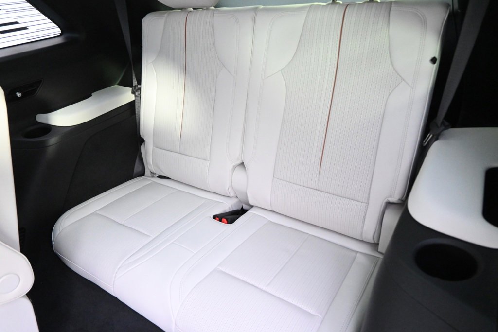 New 2026 Cadillac Vistiq Sport w/ LPO, Floor Liner Package image 22