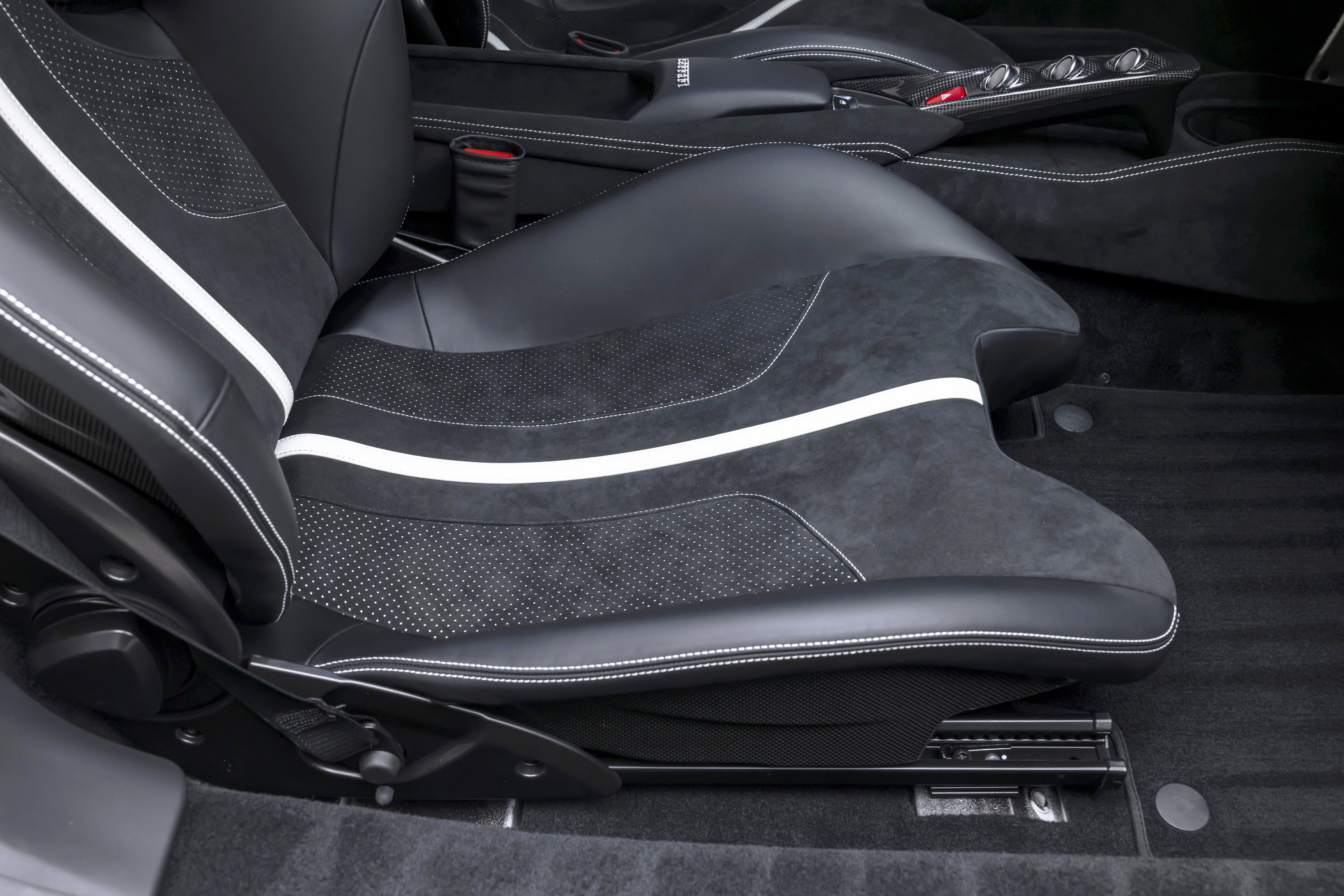 Certified 2022 Ferrari F8 Tributo RWD image 45