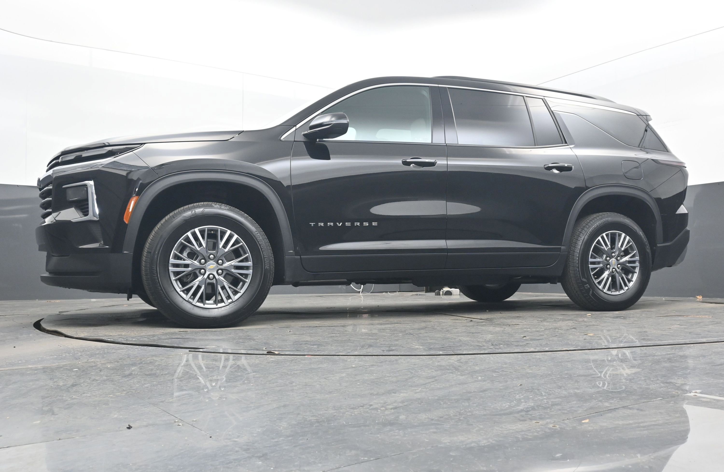Used 2025 Chevrolet Traverse LT image 23