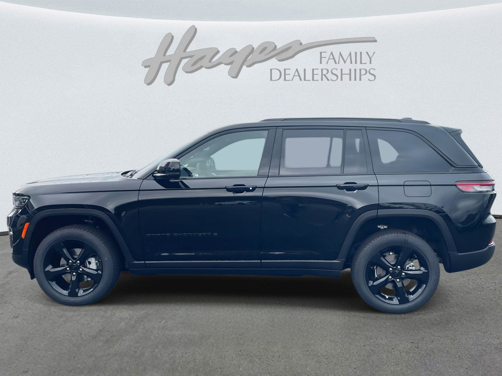 New 2025 Jeep Grand Cherokee Limited w/ Black Appearance Package image 14