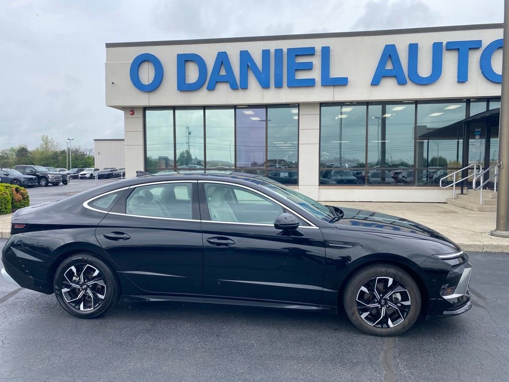 Used 2025 Hyundai Sonata SEL FWD image 2