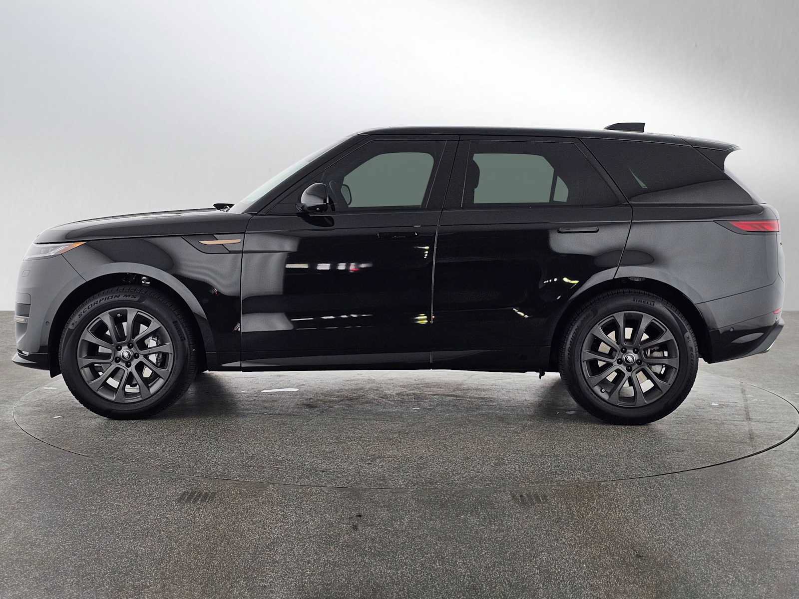 Used 2025 Land Rover Range Rover Sport Dynamic SE AWD/4WD image 2