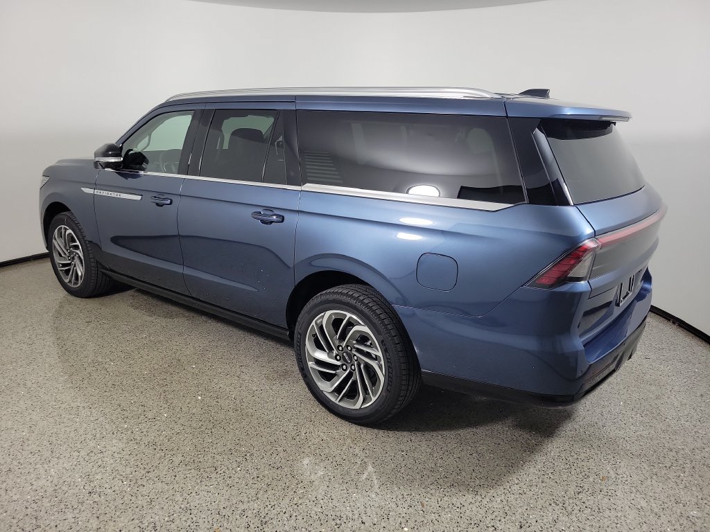 New 2027 Lincoln Navigator L Reserve RWD image 3