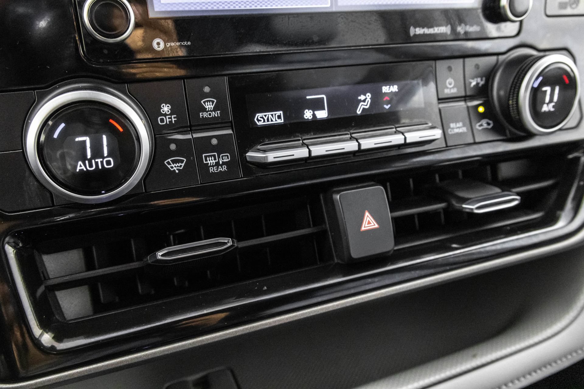 Used 2022 Toyota Highlander LE AWD/4WD image 30