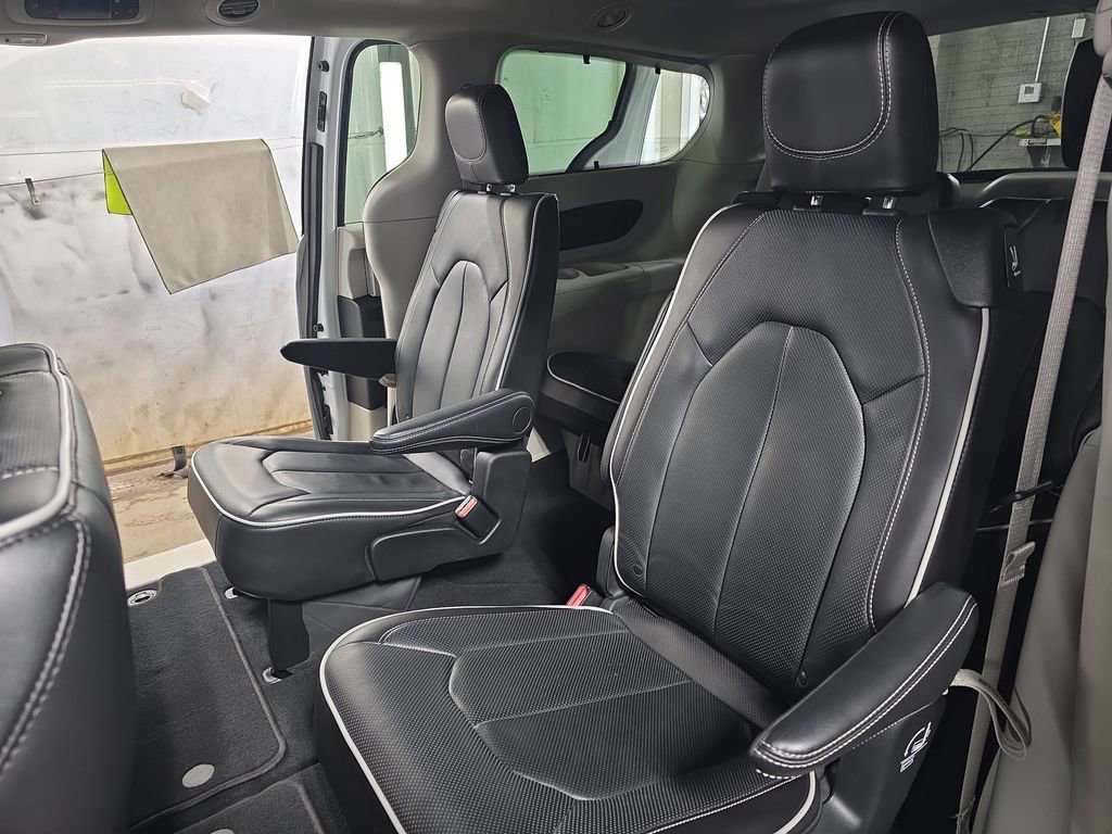 Used 2024 Chrysler Pacifica Limited image 16