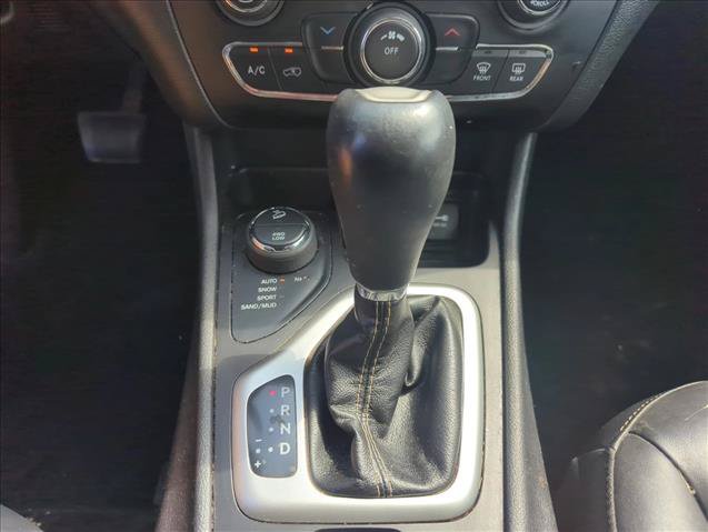 Used 2018 Jeep Cherokee Latitude Plus w/ Cold Weather Group AWD/4WD image 15