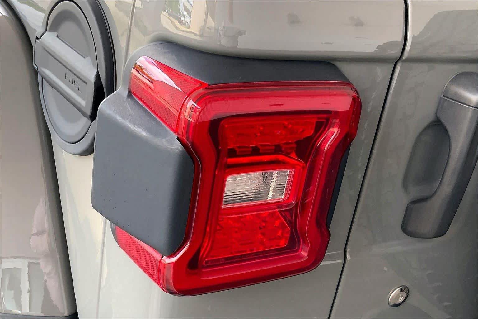 Used 2019 Jeep Wrangler Unlimited Sahara AWD/4WD image 29