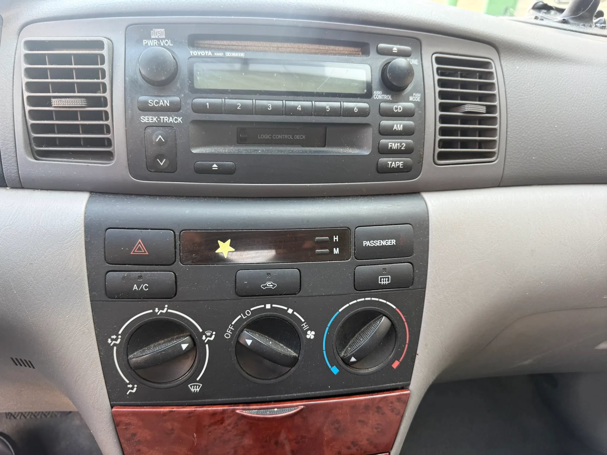 Used 2004 Toyota Corolla LE FWD image 14