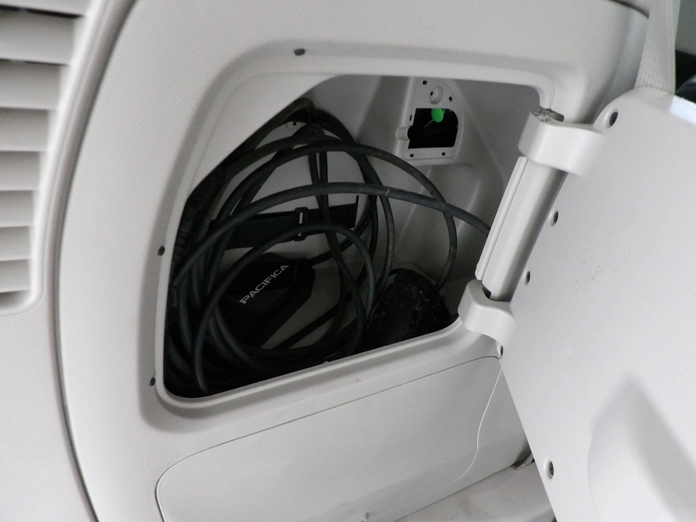 Used 2024 Chrysler Pacifica Limited FWD image 28