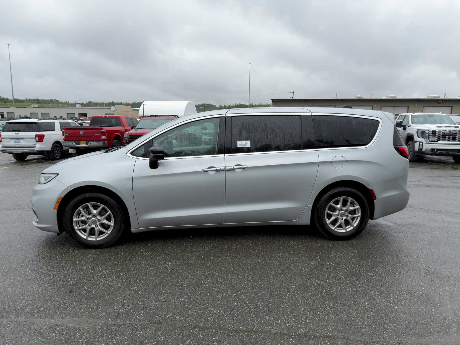 Used 2024 Chrysler Pacifica Touring-L FWD image 2