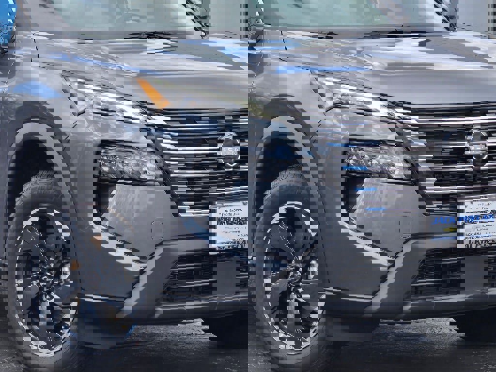 Used 2025 Nissan Rogue SV FWD image 3