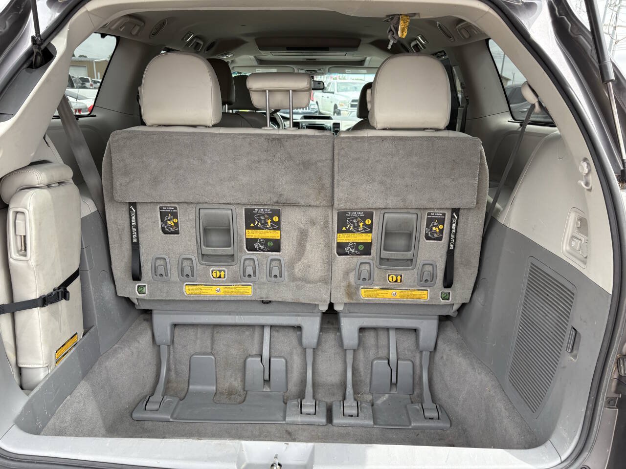 Used 2011 Toyota Sienna XLE w/ Entertainment Pkg FWD image 15