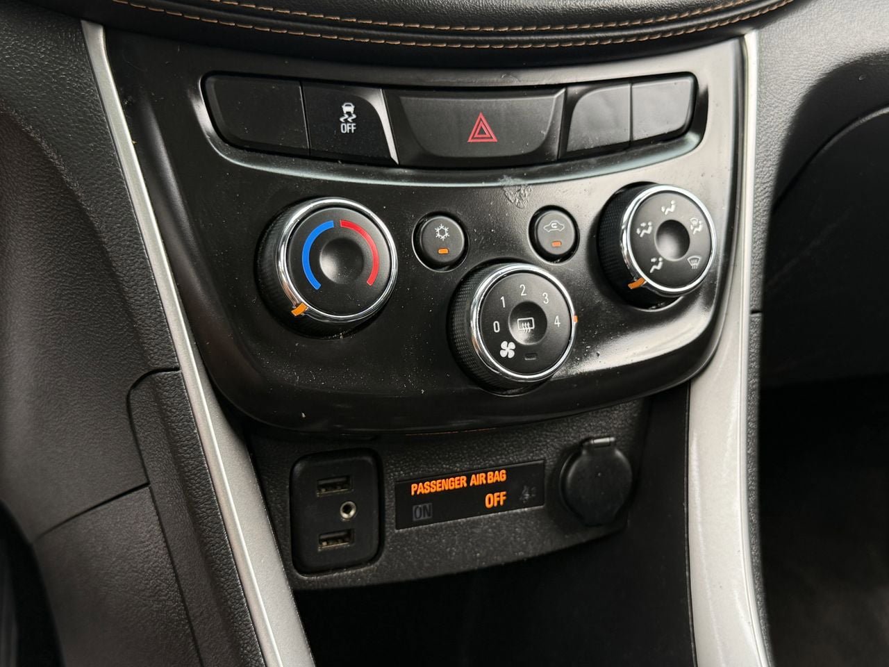 Used 2021 Chevrolet Trax LT w/ Midnight Edition FWD image 9