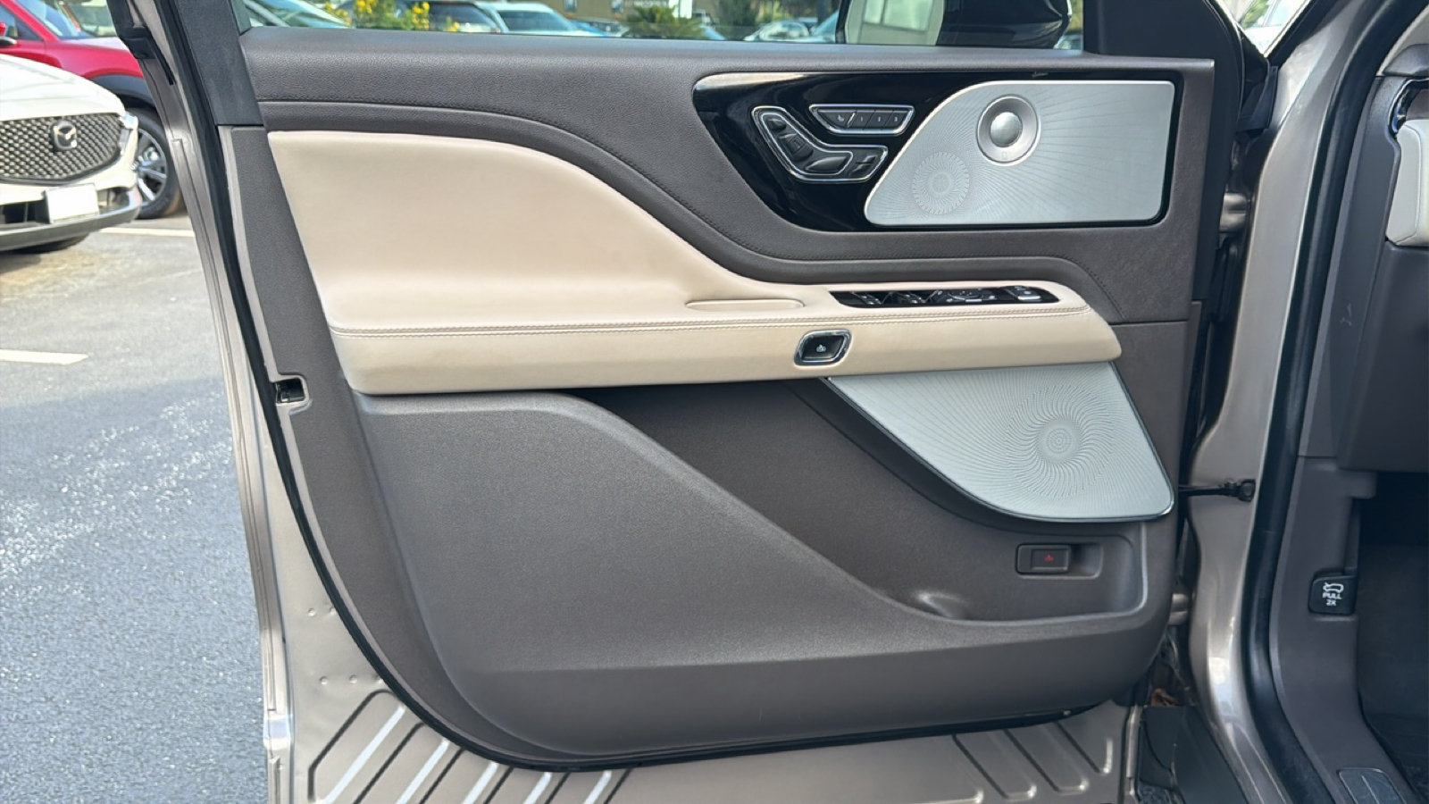Used 2020 Lincoln Aviator Reserve w/ Equipment Group 201A RWD image 11