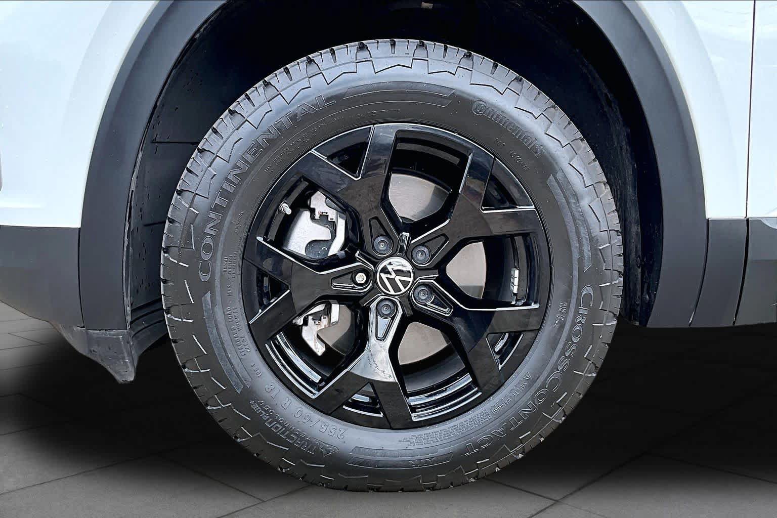 Used 2024 Volkswagen Atlas Peak Edition SE AWD/4WD image 11