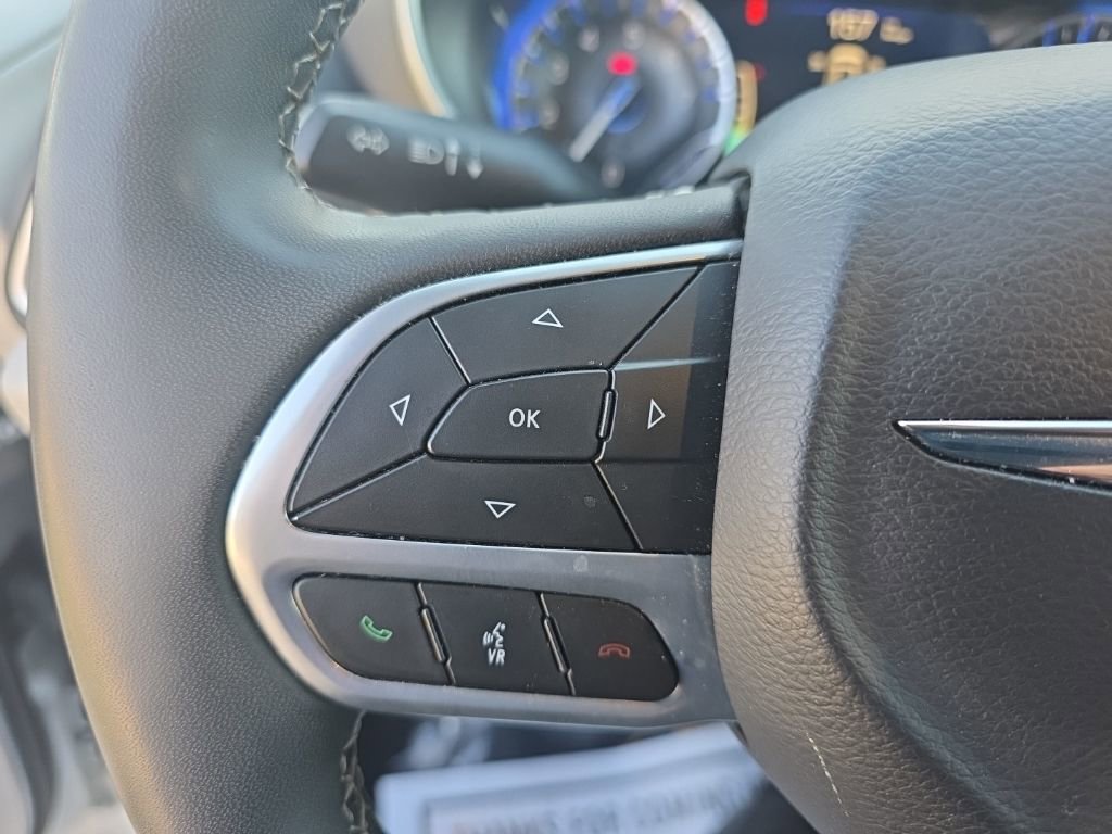 Used 2024 Chrysler Pacifica Touring-L FWD image 12