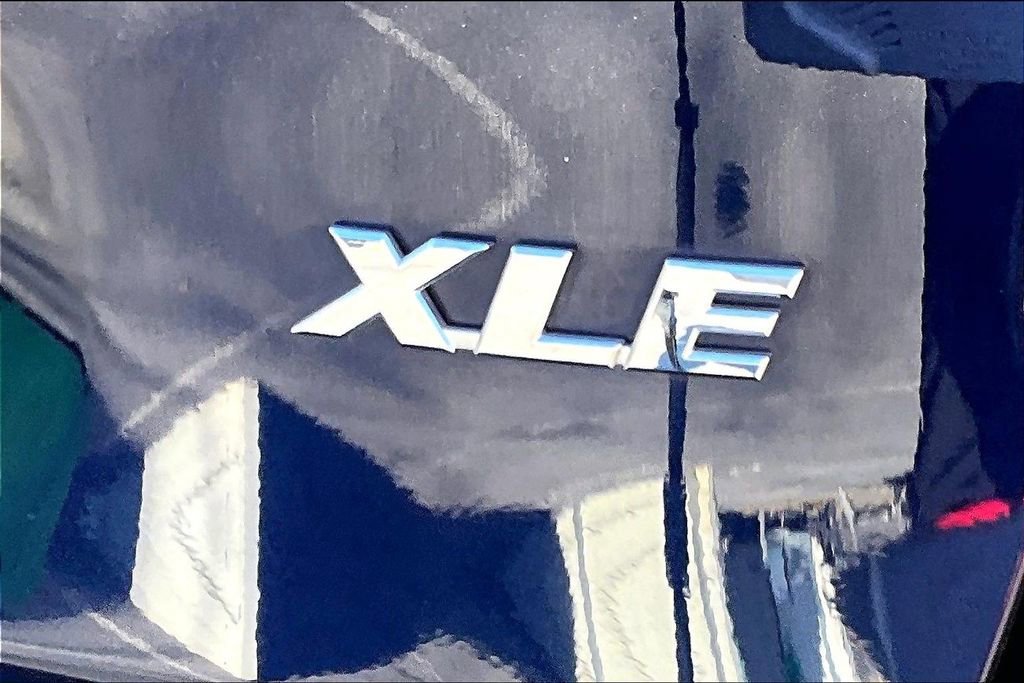 Used 2022 Toyota RAV4 XLE Premium image 25