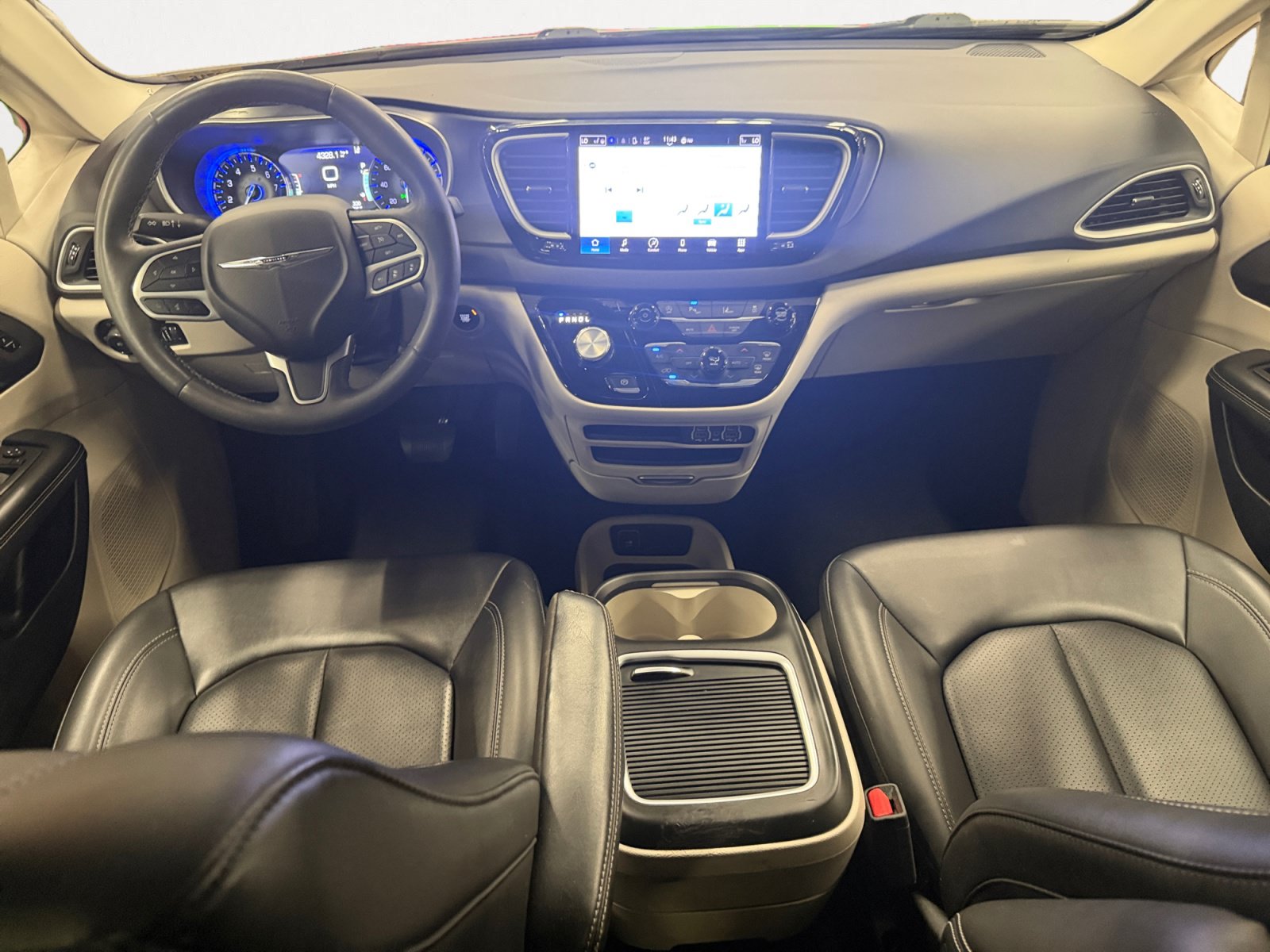 Used 2024 Chrysler Pacifica Touring-L FWD image 3
