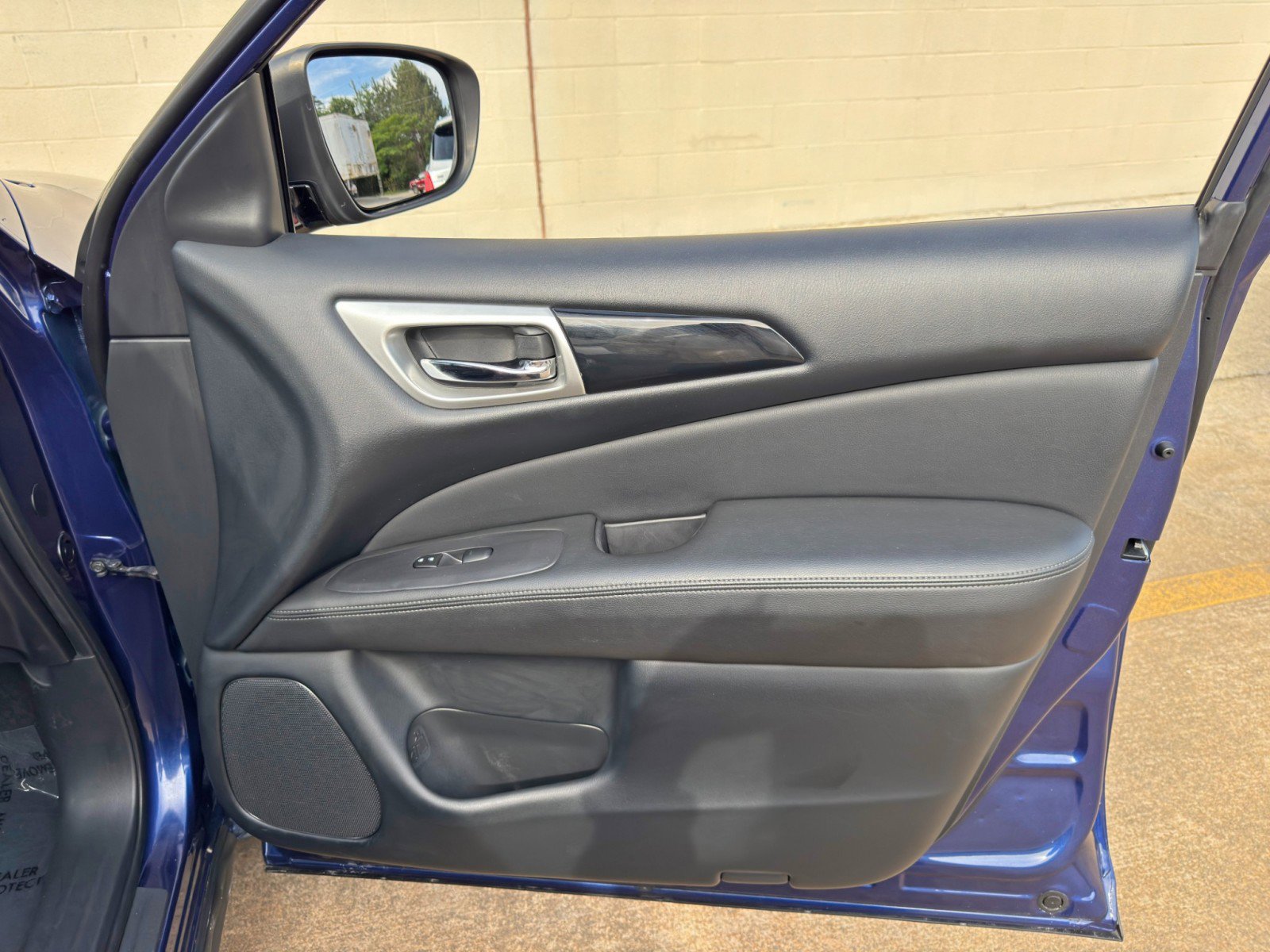 Used 2020 Nissan Pathfinder S FWD image 40