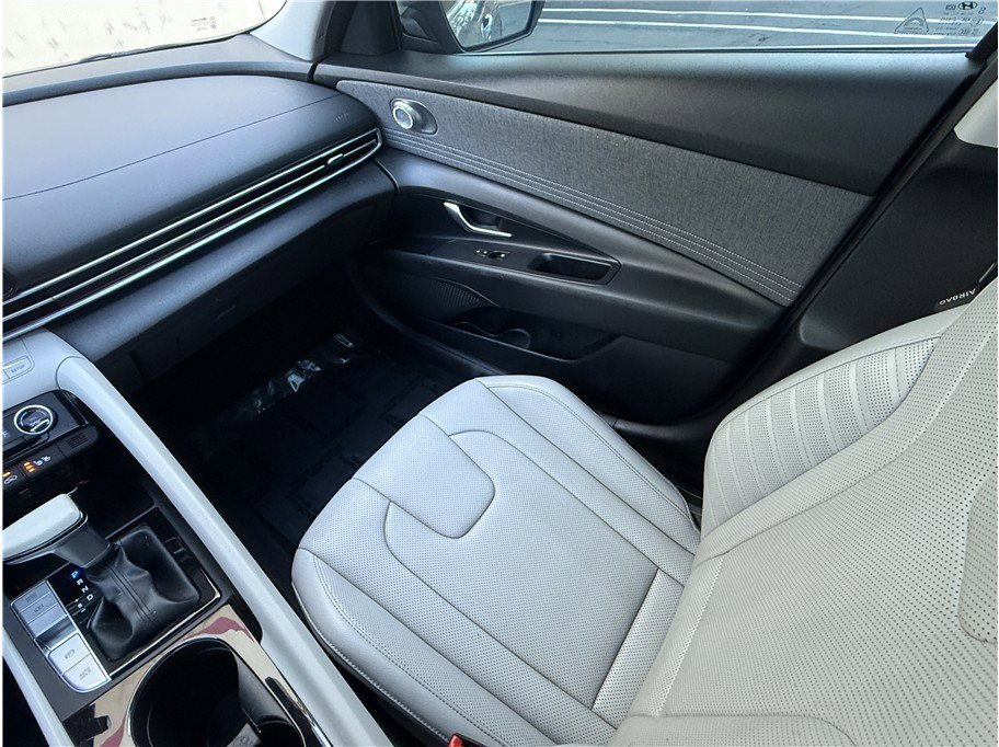 Used 2022 Hyundai Elantra Limited w/ Preferred Accessory Package image 10