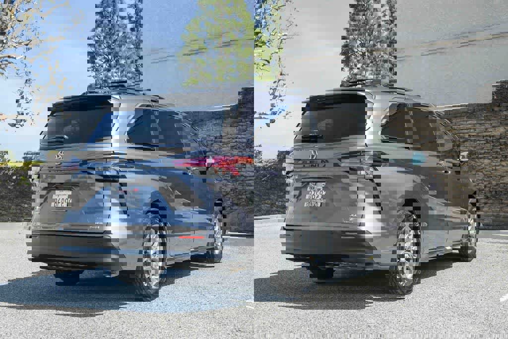 Used 2022 Toyota Sienna XLE w/ XLE Plus Package image 7