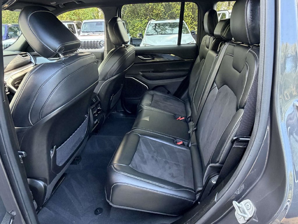 Used 2022 Jeep Grand Cherokee Altitude AWD/4WD image 16