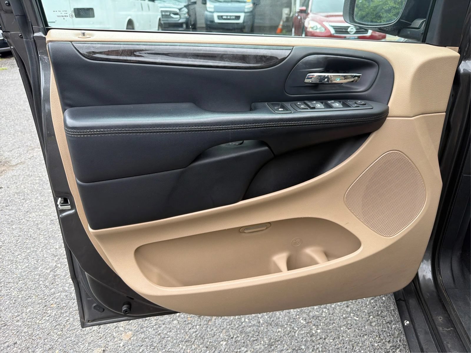 Used 2016 Dodge Grand Caravan SXT w/ UConnect Hands-Free Group FWD image 22
