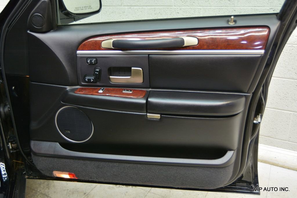 Used 2005 Lincoln Town Car Signature Limited image 8