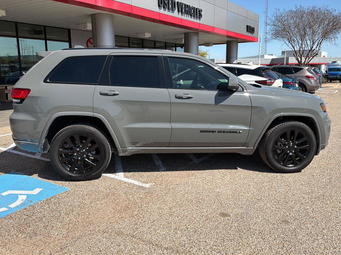 Used 2020 Jeep Grand Cherokee Altitude RWD image 2